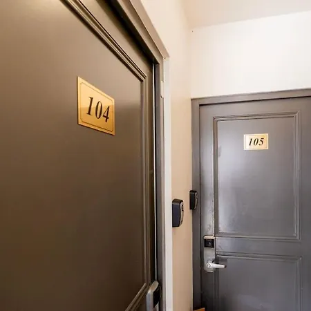 아파트 Luxurious With Stylish Design And Comfort - 104 파리