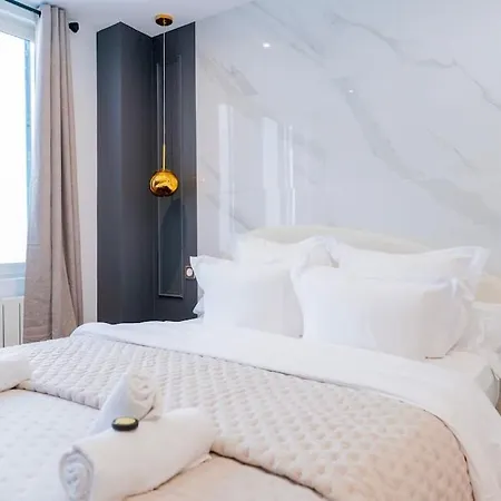 아파트 Luxurious With Stylish Design And Comfort - 104