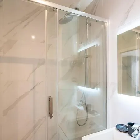 Luxurious With Stylish Design And Comfort - 104 아파트 파리