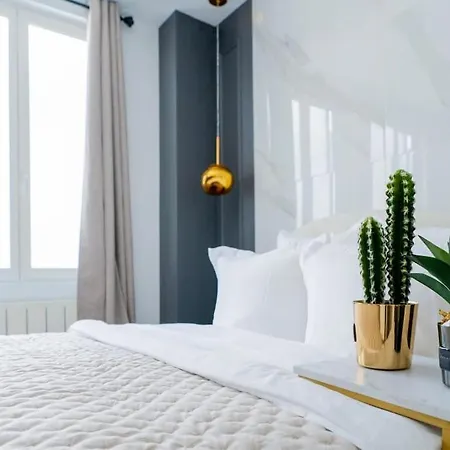 Luxurious With Stylish Design And Comfort - 104 아파트 *